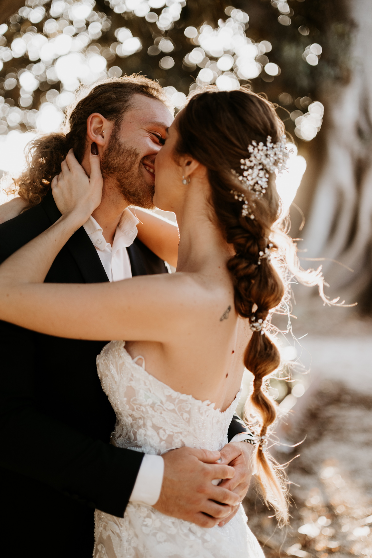 wedding photographer castello donnafugata ragusa italy outiside kiss