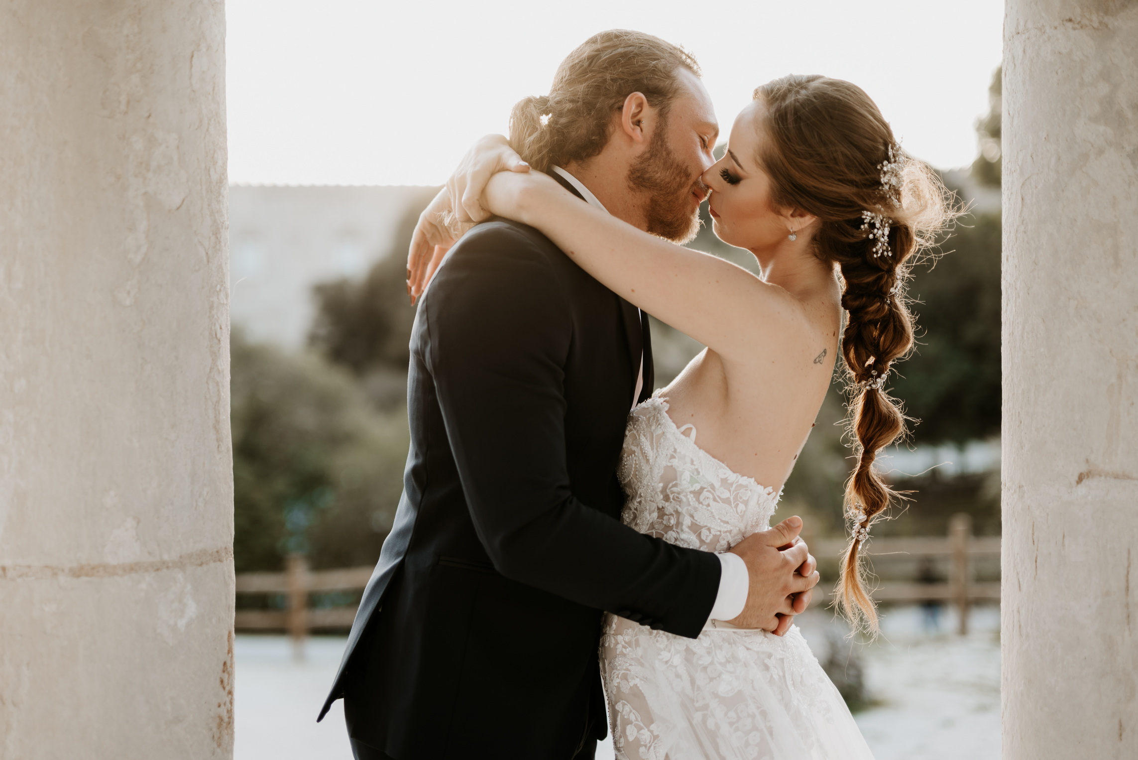 wedding photographer castello donnafugata ragusa italy outside amazing bride and groom