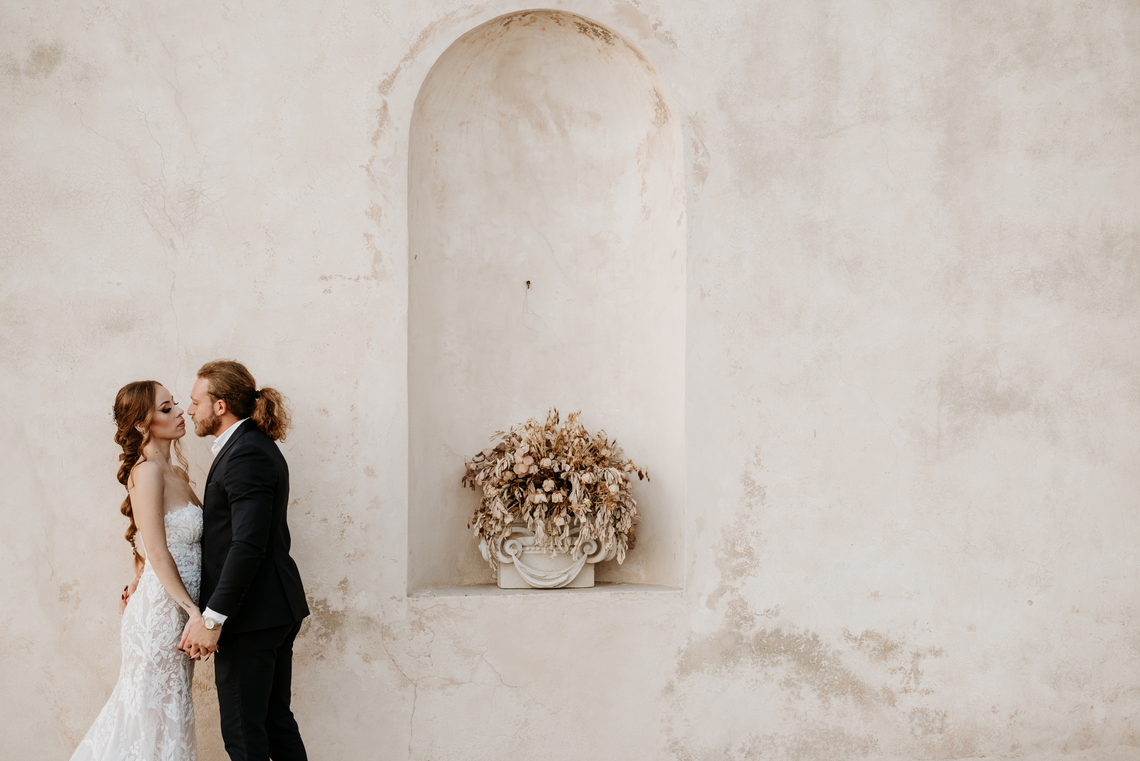 wedding photographer castello donnafugata ragusa italy outside best bride and groom