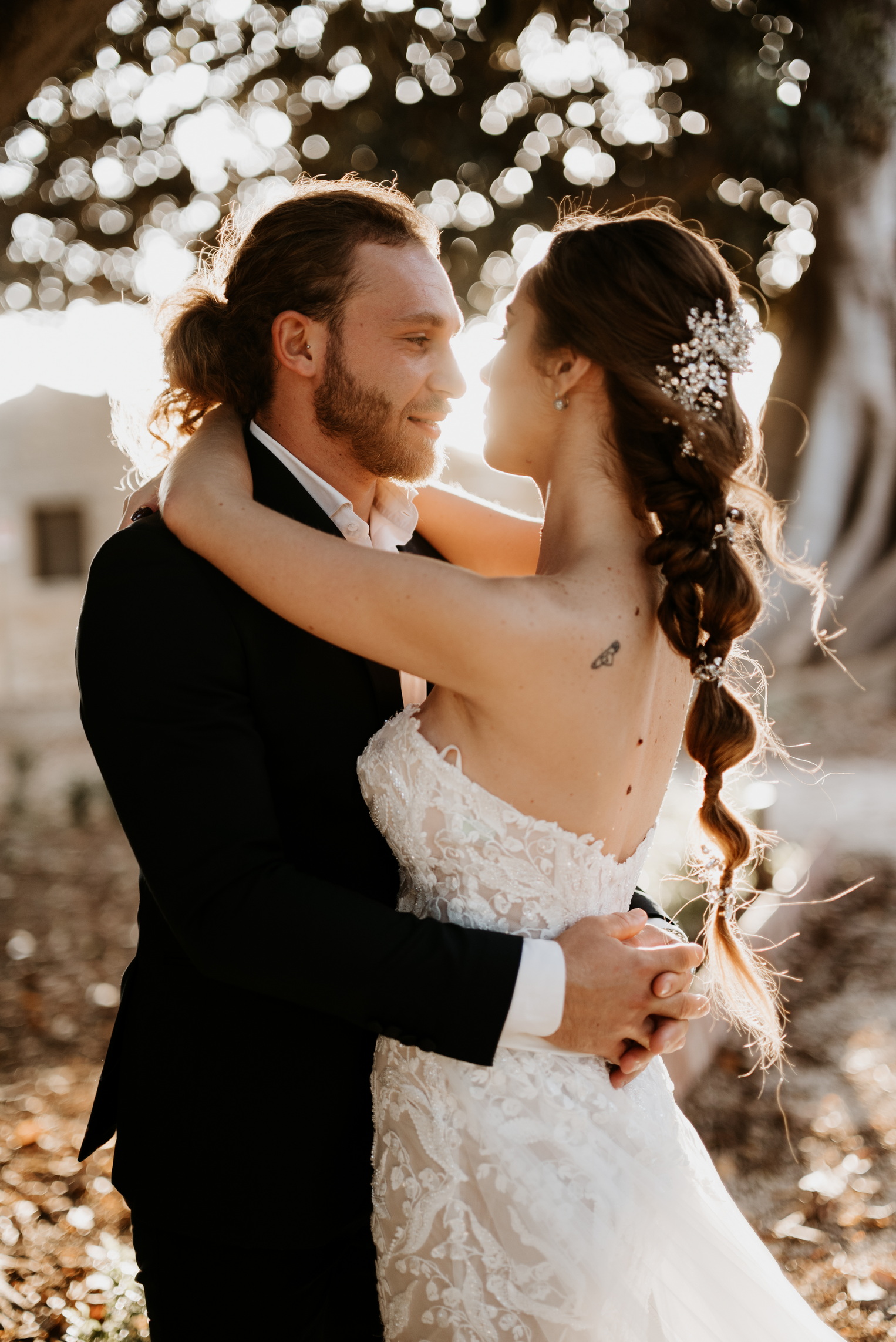 wedding photographer castello donnafugata ragusa italy outside bride and groom tree 2