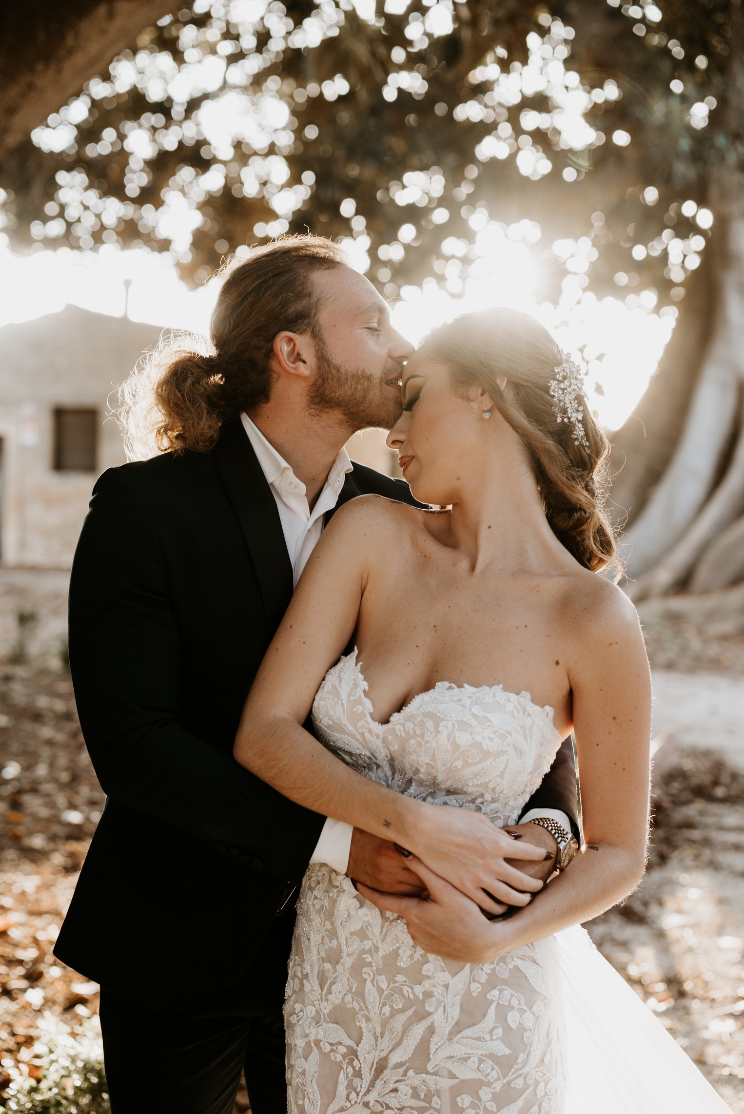 wedding photographer castello donnafugata ragusa italy outside bride and groom tree