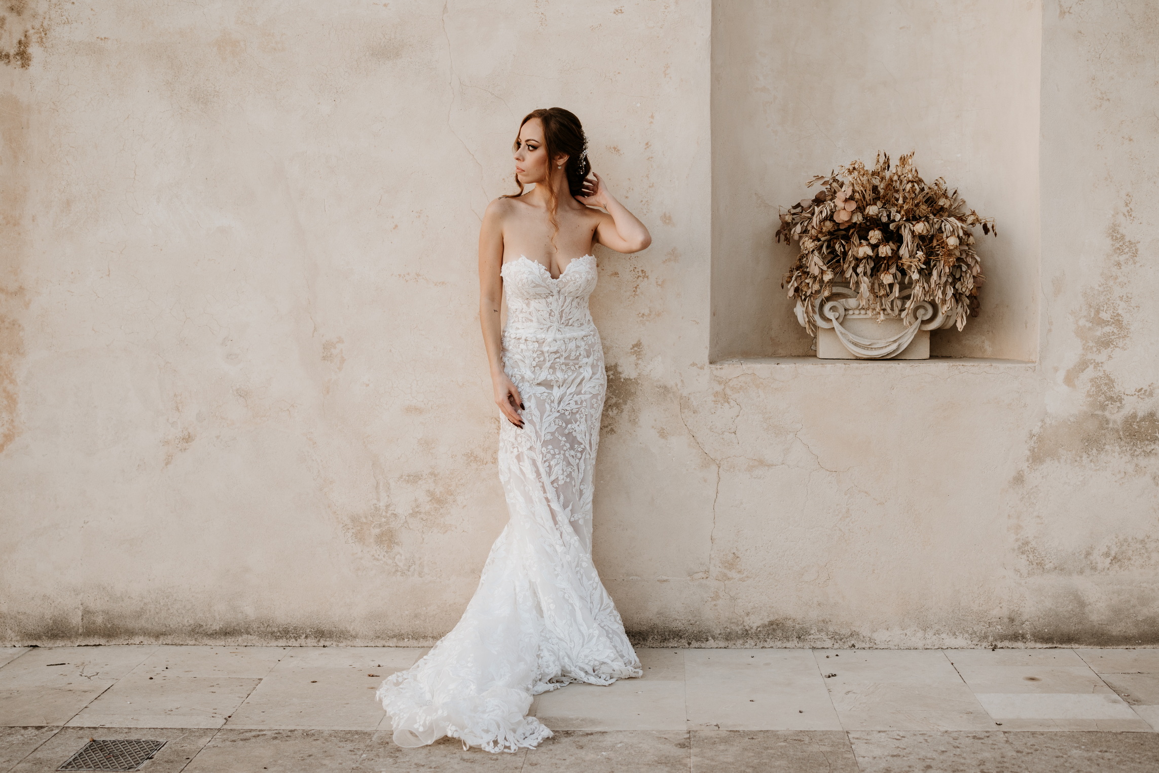 wedding photographer castello donnafugata ragusa italy outside bride