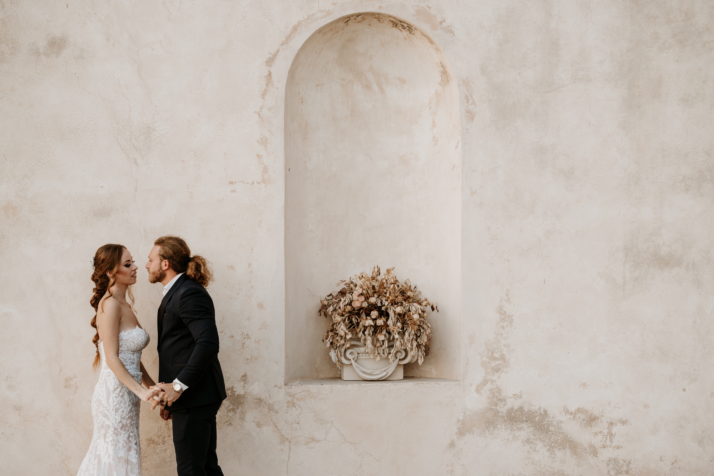 wedding photographer castello donnafugata ragusa italy sicily outside bride and groom